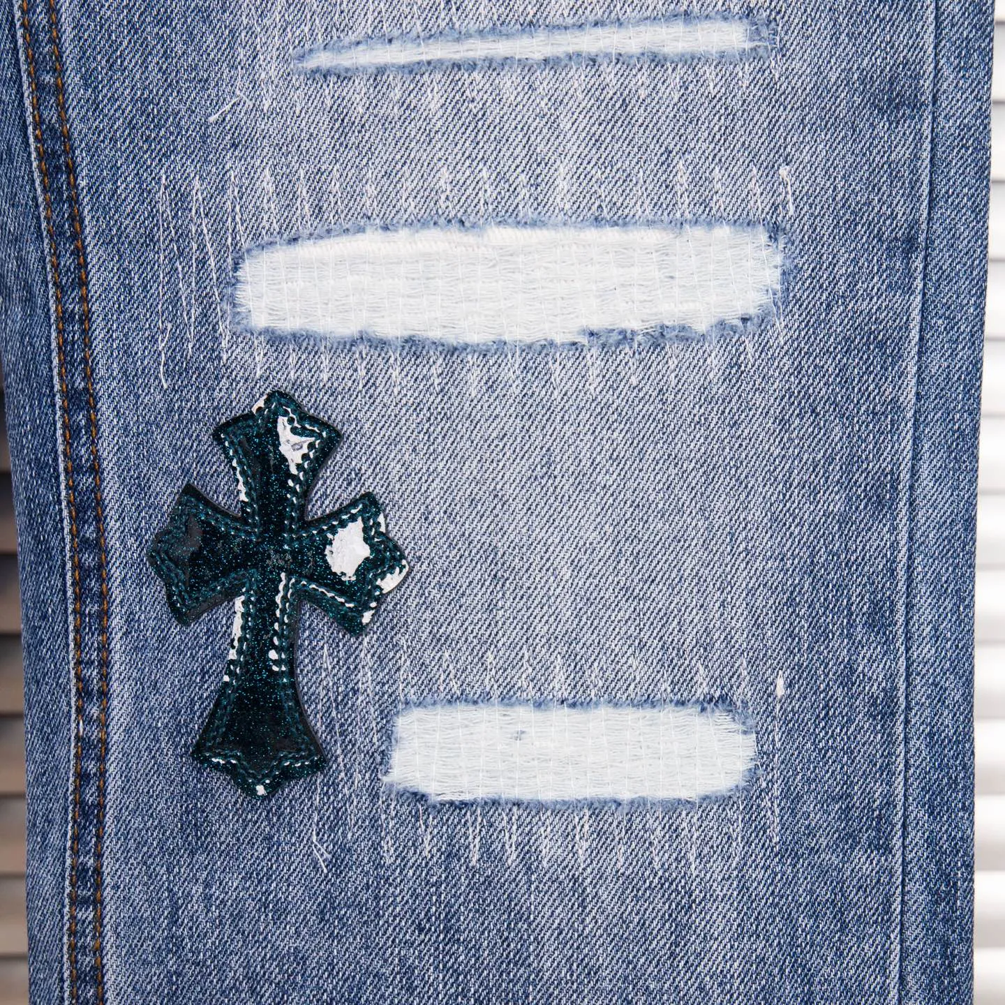 P280 (Higher version, evergreen style) Chrome Hearts/Chrome Hearts 25FW CH Blue Pants Starry Sky Hole Laminated Cross Bamboo Jeans. It adopts starry sky theme leather elements, mostly presented in the shape of a cross, with glitter on the leather surface. Unique design with simple and elegant details, exquisite workmanship, neat lines of the entire trousers, and perfect details! It’s also so cool that both men and women can easily control it. It’s a gender-neutral trendy up version. Style number: 1766# Color: blue Size: 28 30 32 34 36